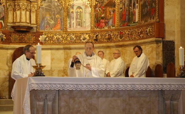 El obispo de la Diócesis oficiando una eucaristía en la Catedral Vieja. 