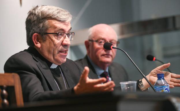 El obispo auxiliar, Luis Argüello, junto con el ecónomo de la Diócesis, José María Conde, en la presentación del balance económico del Arzobispado. 