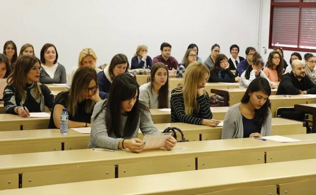 Oposiciones de Enfermeria en el Aulario de la Universidad de Valladolid, en 2016. :: 