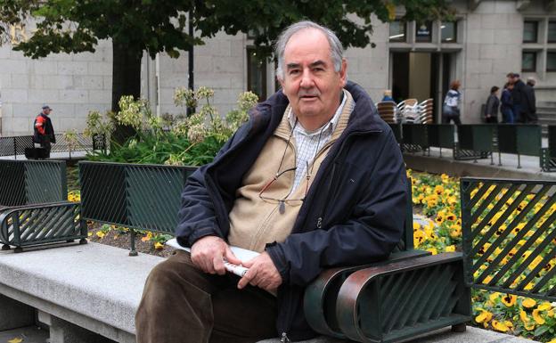 Álvaro Gil-Robles, ayer, en la avenida del Acueducto. A. Tanarro