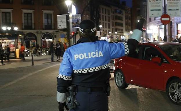 Un agente de la Policía Local controla el tráfico en el centro de Valladolid.