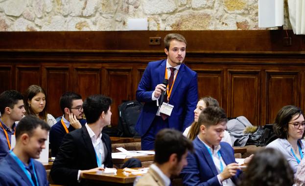 Un estudiante que simula ser un diputado de Ciudadanos toma la palabra en el Aula Unamuno. 