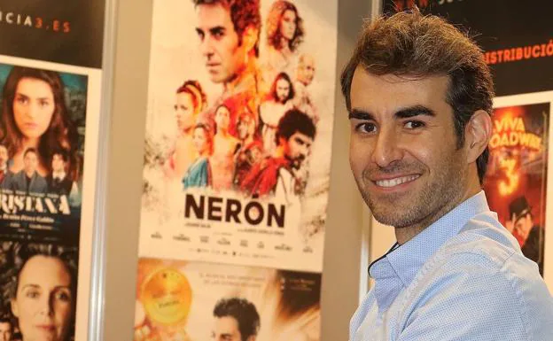 El actor Dani Muriel posa junto al cartel de Nerón.