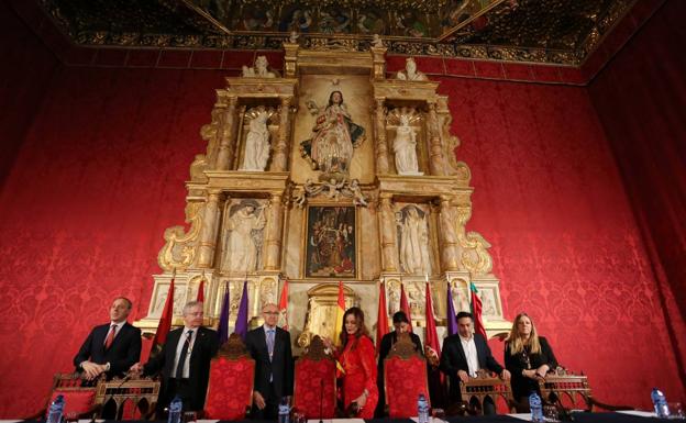 Imagen principal - Los 476 procuradores de la historia de Castilla y León reciben un homenaje en Tordesillas