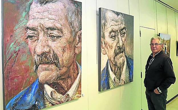 José Luis Onecha posa con algunas obras de su exposición.