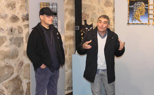 El alcalde, derecha, fue el encargado de presentar al artista, José Ignacio Reboleiro.