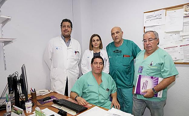 El equipo de Cirugía Esofagogástrica y de la Obesidad, Omar Abdel-lah, Lourdes Hernández Cosido, Isidro Jiménes, Sixto Carrero y Felipe Parreño.