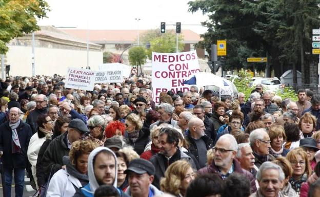 Los asistentes a la manifestación, tras iniciar la marcha en el hospital Virgen de la Vega. 