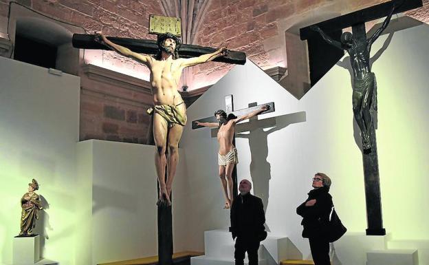 Tres representaciones de Cristo Crucificado, en la exposición.