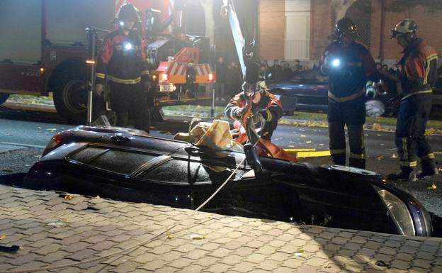 Los Bomberos de Zamora trabajando en el lugar para sacar al coche del agujero.