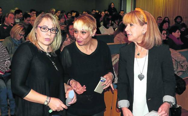 Henar Gómez Sandonís, Pilar del Soto y Lourdes Martínez, antes del debate sobre las prestaciones, en el Centro Cívico de Arturo Eyries. :: 