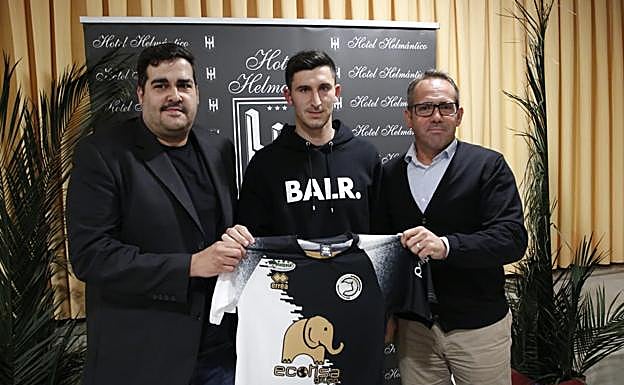 Sandoval, Albisua y Etxeberria, con la nueva camiseta de Unionistas. 