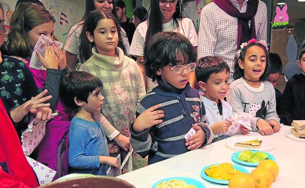 Varios niños durante el taller. 