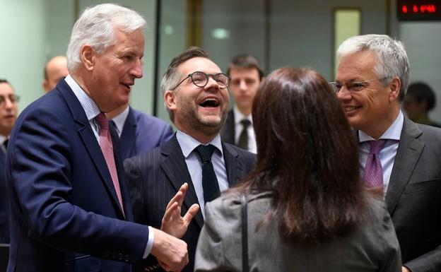 Michel Barnier habla con el secretario de Estado alemán para la UE, Michael Roth, y el ministro de Exteriores belga, Didier Reynders.