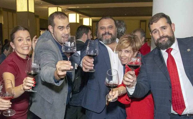 Brindis con tintos de la DO Toro con Felipe Nalda, Beatriz Fernández y Rubén Gil. 