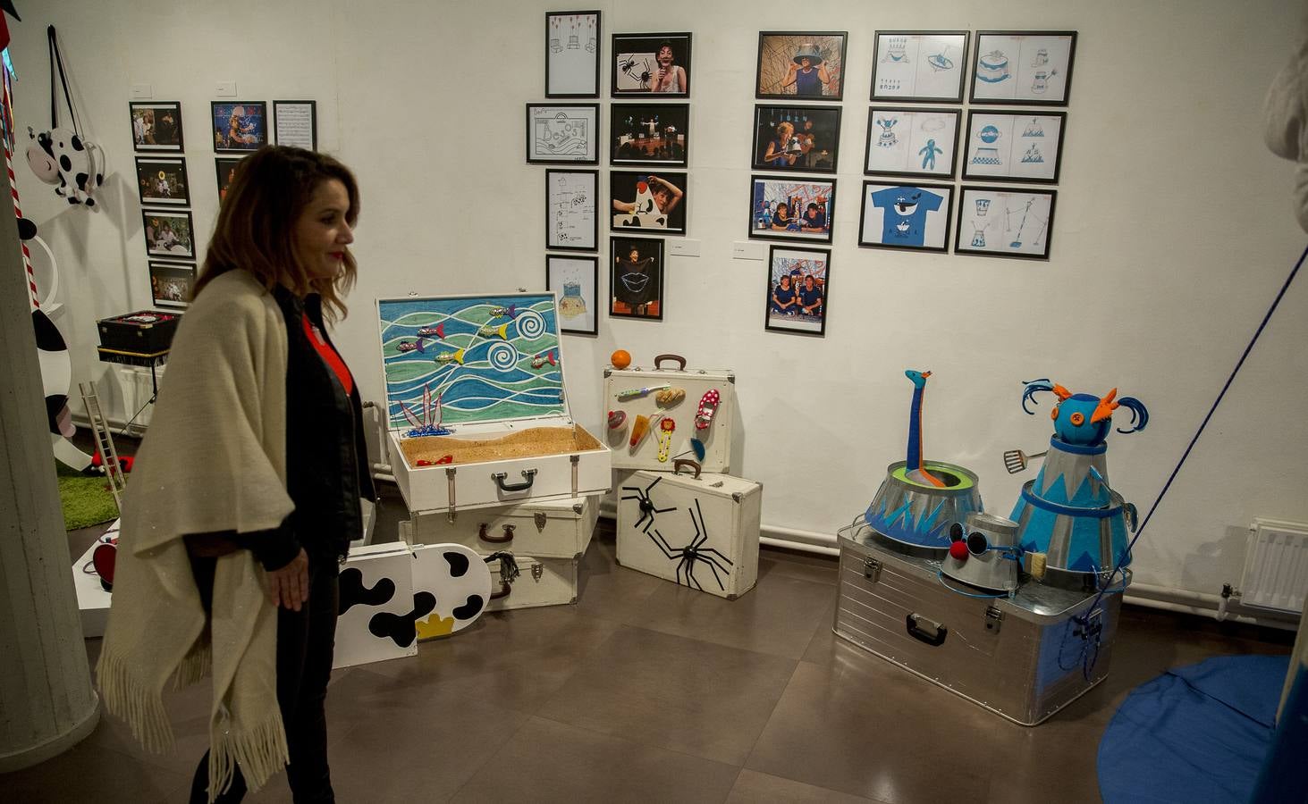 La Sala de Exposiciones de la Casa Revilla de Valladolid reúne fotografías, carteles, atrezzo, libros o maquetas en la exposición 'Teloncillo. 50 años de teatro', un recorrido lúdico por la historia de la compañía vallisoletana