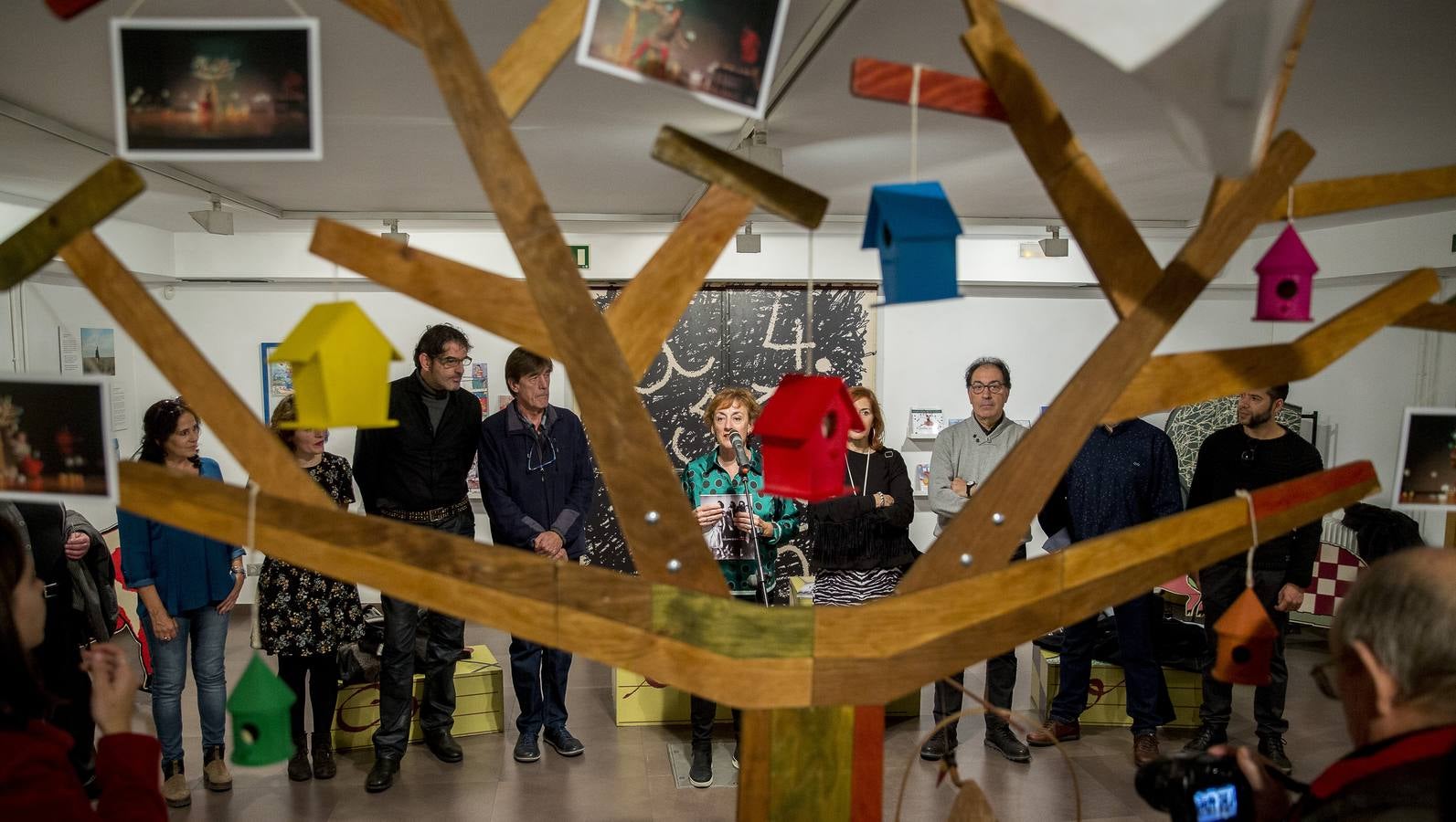La Sala de Exposiciones de la Casa Revilla de Valladolid reúne fotografías, carteles, atrezzo, libros o maquetas en la exposición 'Teloncillo. 50 años de teatro', un recorrido lúdico por la historia de la compañía vallisoletana