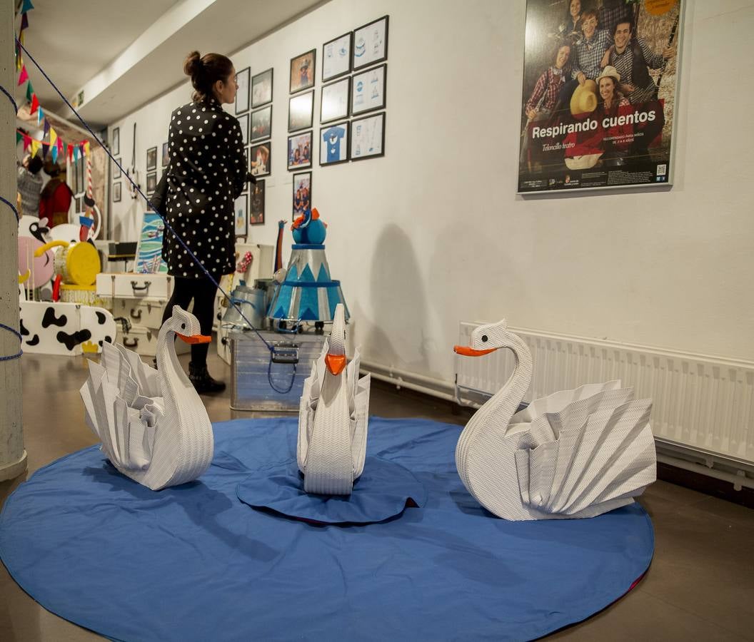 La Sala de Exposiciones de la Casa Revilla de Valladolid reúne fotografías, carteles, atrezzo, libros o maquetas en la exposición 'Teloncillo. 50 años de teatro', un recorrido lúdico por la historia de la compañía vallisoletana