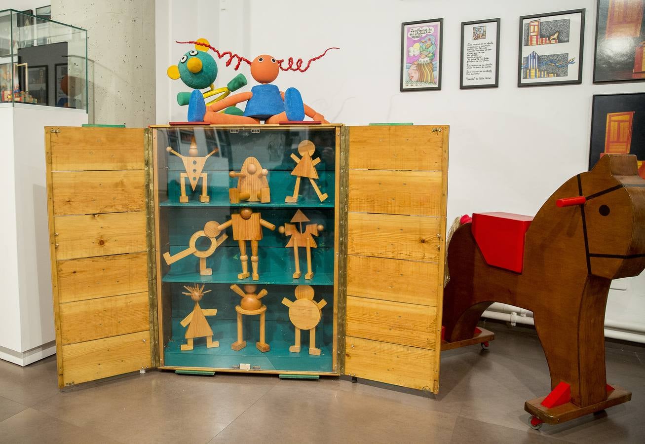 La Sala de Exposiciones de la Casa Revilla de Valladolid reúne fotografías, carteles, atrezzo, libros o maquetas en la exposición 'Teloncillo. 50 años de teatro', un recorrido lúdico por la historia de la compañía vallisoletana