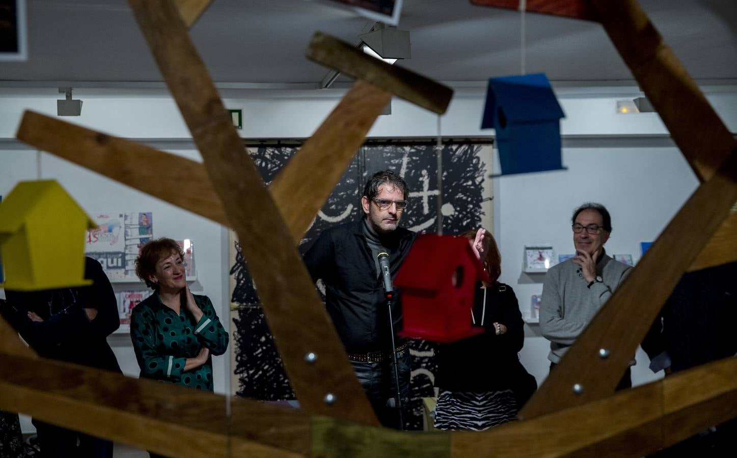 La Sala de Exposiciones de la Casa Revilla de Valladolid reúne fotografías, carteles, atrezzo, libros o maquetas en la exposición 'Teloncillo. 50 años de teatro', un recorrido lúdico por la historia de la compañía vallisoletana