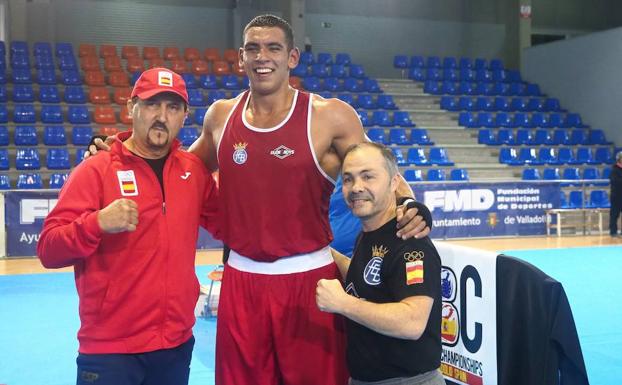 Ayoub Ghadfa Drissi, en el centro de la imagen, tras ganar su combate. 