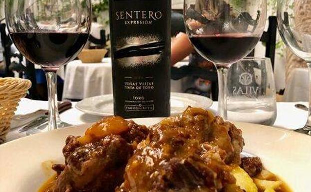 Plato de rabo de toro, armonizado con el vino Sentero Expreión, de la DO Toro. 