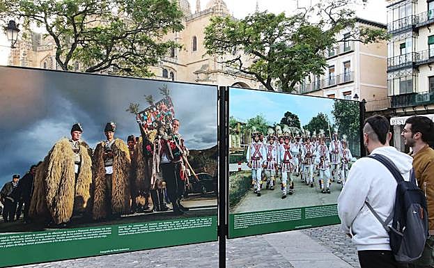 Dos de los paneles de la exposición 'Rumanía, ciudades de cine', en la Plaza Mayor.