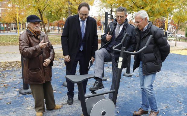 El alcalde visita el parque para mayores de la plaza de la Constitución.