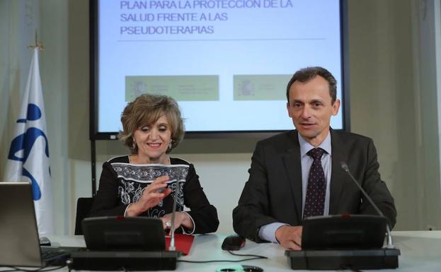 Los ministros María Luisa Carcedo (izquierda) y Pedro Duque (derecha), durante la presentación del Plan para la Protección de la Salud frente a las pseudoterapias.