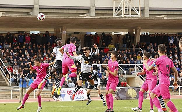Aspecto de Las Pistas durante el partido entre Unionistas y la Ponferradina. 