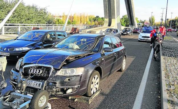 Un aparatoso accidente entre tres coches el miércoles en el Puente de Hispanoamérica dejó dos heridos leves. 