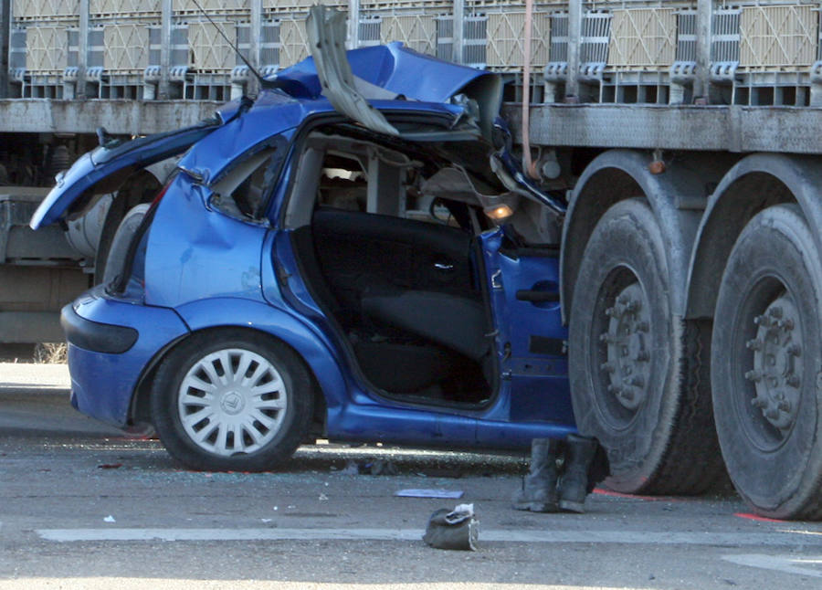 Fotos: Un muerto y tres heridos en un accidente en Cuéllar