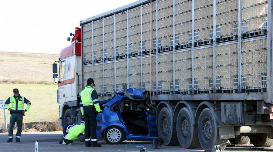 Fotos: Un muerto y tres heridos en un accidente en Cuéllar