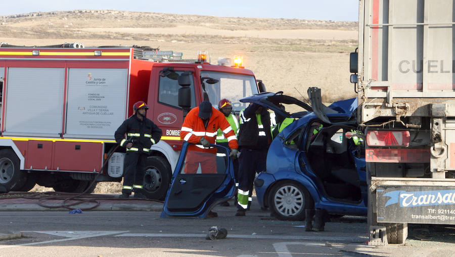 Fotos: Un muerto y tres heridos en un accidente en Cuéllar