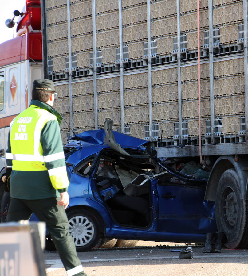 Fotos: Un muerto y tres heridos en un accidente en Cuéllar