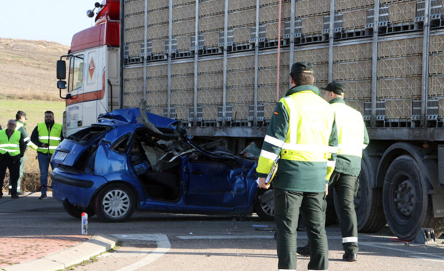 Fotos: Un muerto y tres heridos en un accidente en Cuéllar