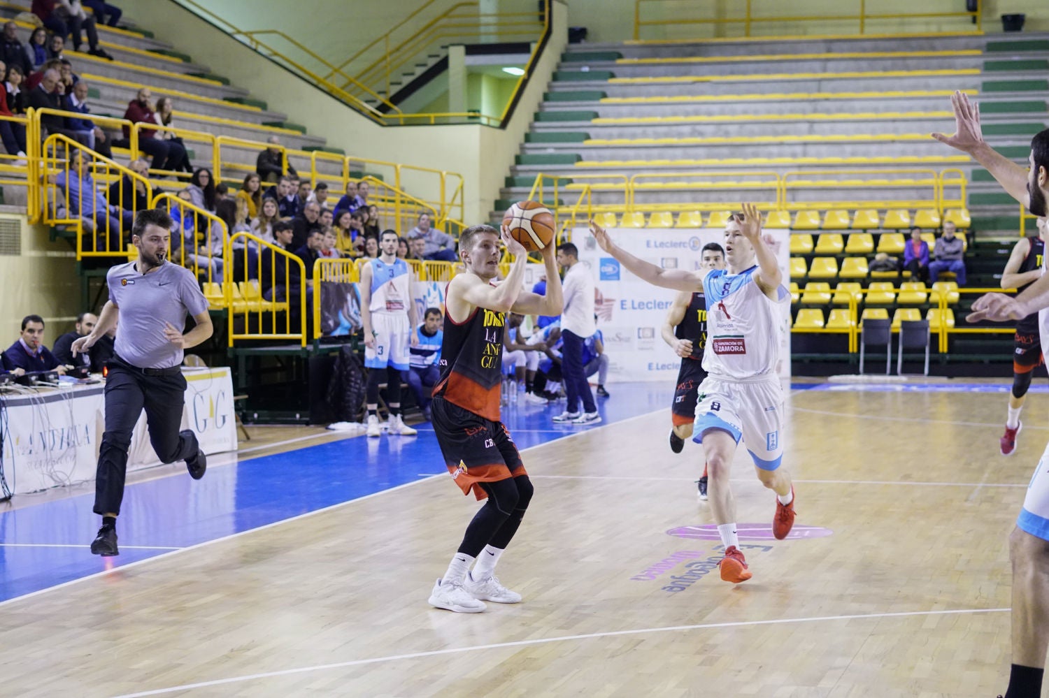 El equipo salmantino logra una gran remontada final para forzar la prórroga y vencer después al líder de la Liga