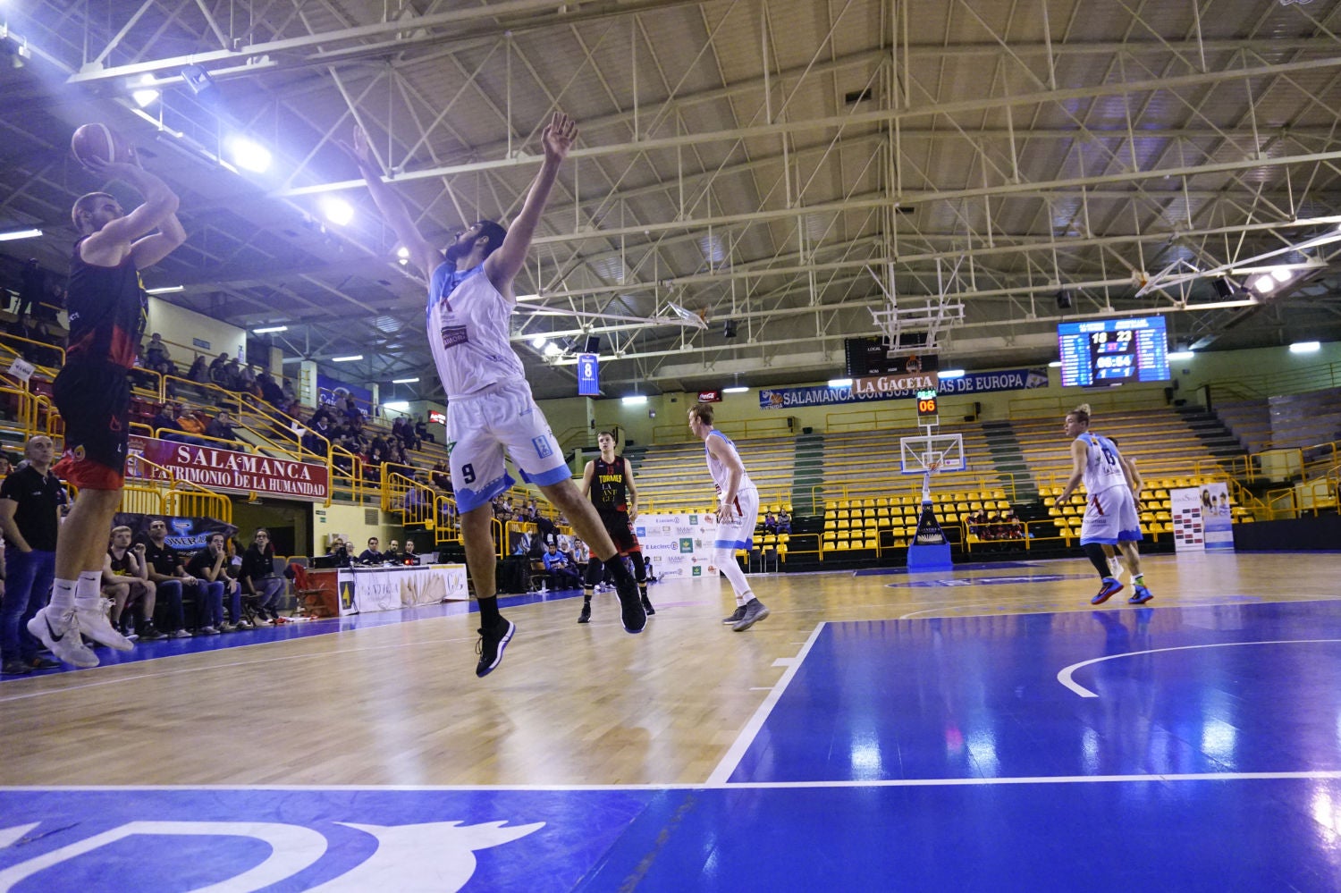 El equipo salmantino logra una gran remontada final para forzar la prórroga y vencer después al líder de la Liga
