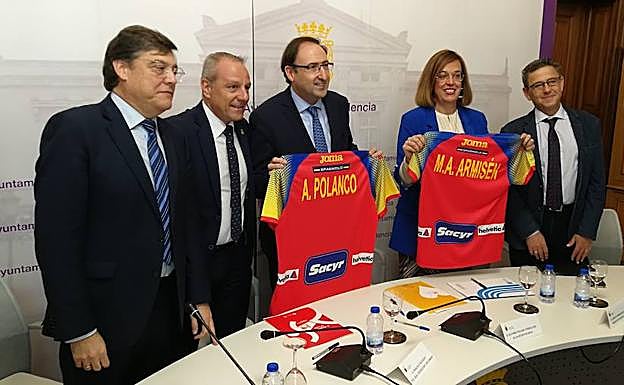 Sainer, Blázquez, Polanco, Armisén y Pelayo, en la firma del convenio.