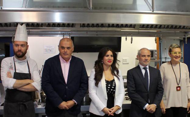 El cocinero Raúl del Moral, Javier Labarga, Imelda Rodríguez, Víctor Caramanzana y Beatriz Escudero. 