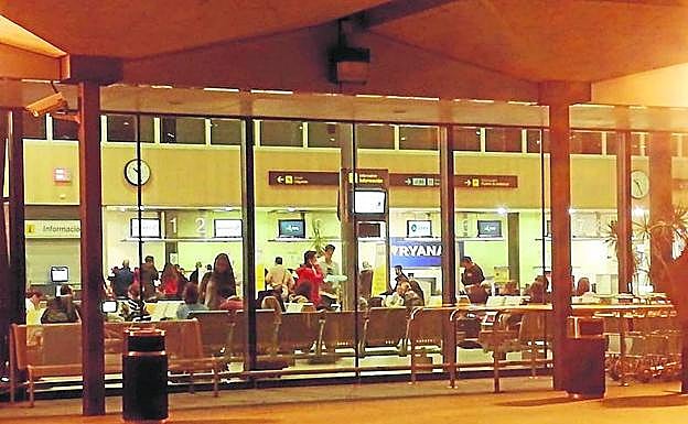 Los pasajeros en el aeropuerto. 