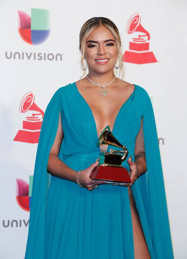 La cantante Karol G posa con su premio a mejor nueva artista del año.