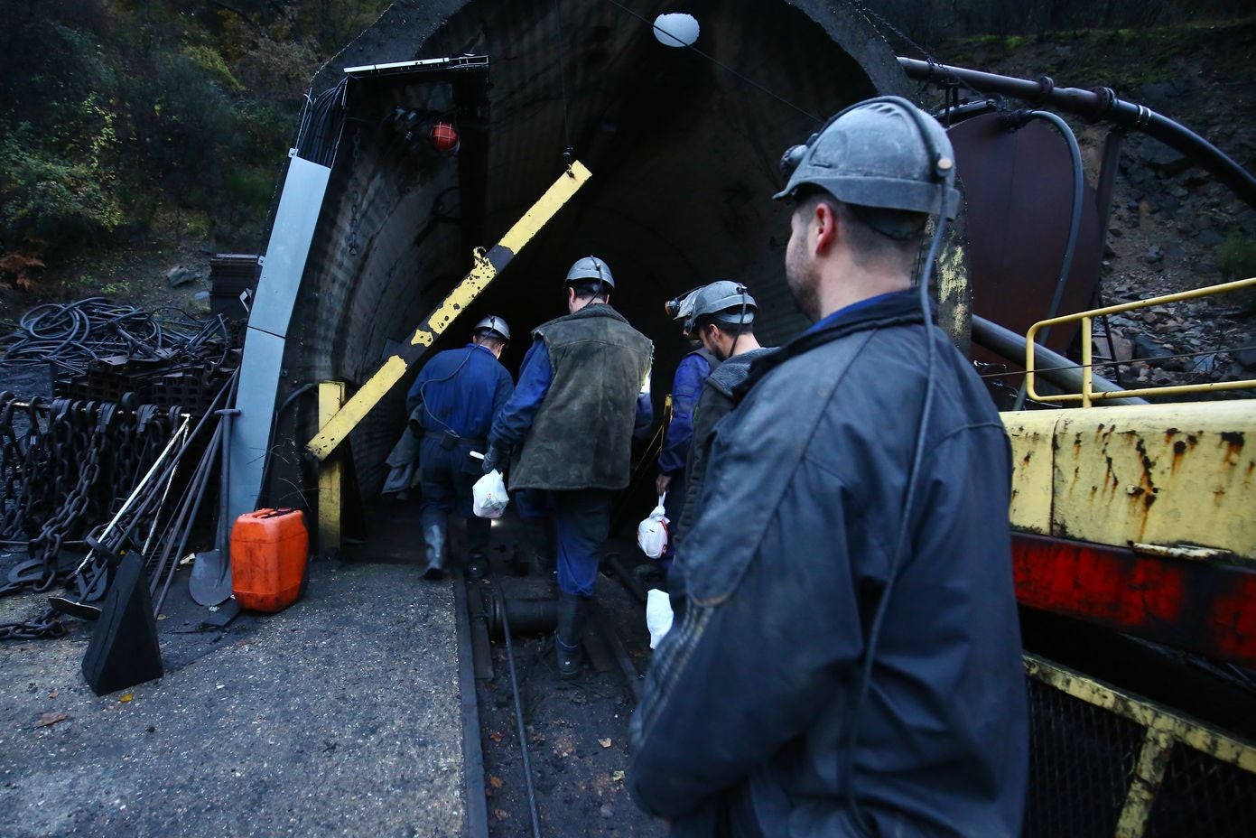 La última jornada de trabajo en una mina de carbón del Bierzo echa el cierre a una actividad que durante el último siglo cambió para siempre la historia de la comarca y de sus habitantes