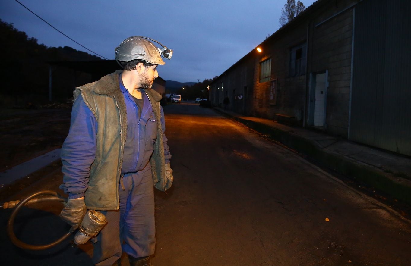 La última jornada de trabajo en una mina de carbón del Bierzo echa el cierre a una actividad que durante el último siglo cambió para siempre la historia de la comarca y de sus habitantes