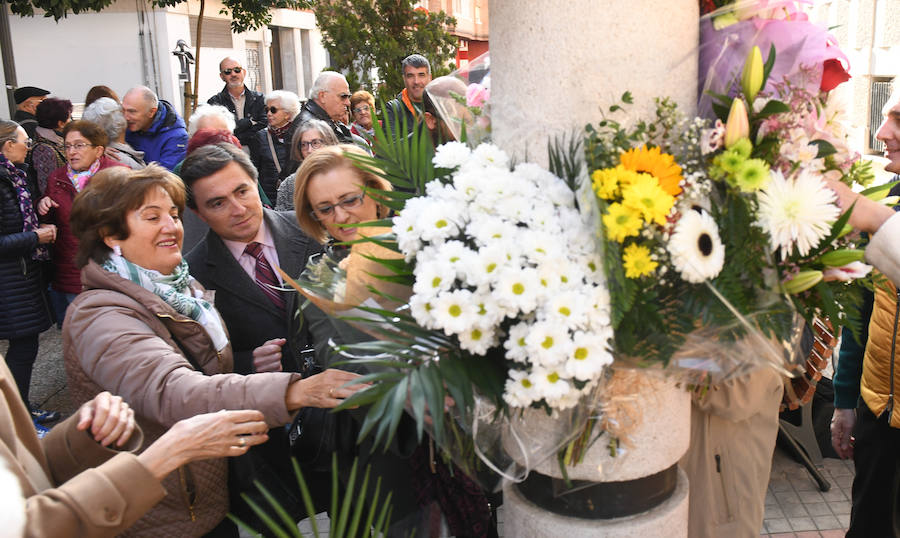 Fotos: Ofrenda floral ante el monolito dedicado a Segundo Montes y Martín Baró 