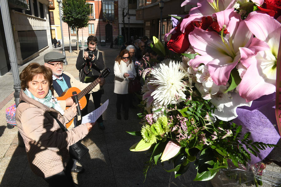 Fotos: Ofrenda floral ante el monolito dedicado a Segundo Montes y Martín Baró 