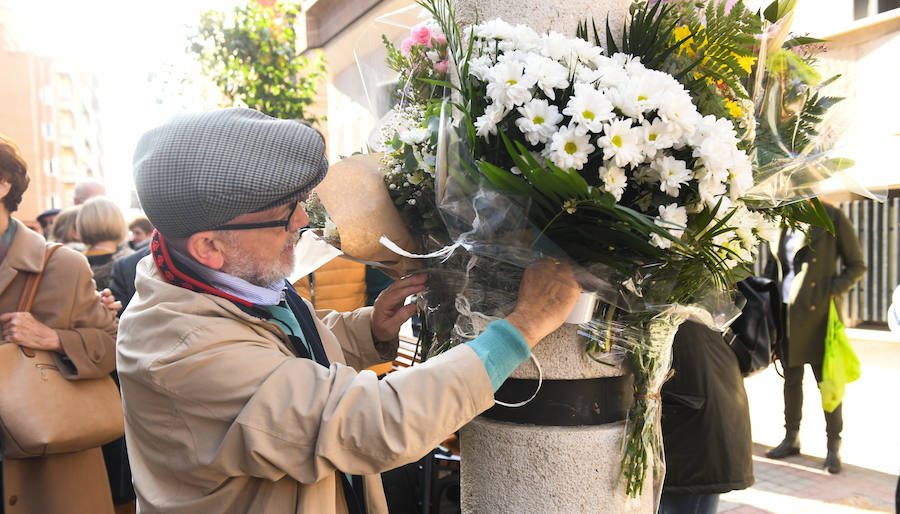 Fotos: Ofrenda floral ante el monolito dedicado a Segundo Montes y Martín Baró 