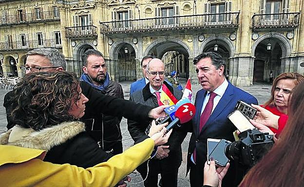 Bermúdez de Castro atiende a los periodistas en la Plaza Mayor. 
