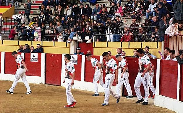Los participantes en la final, saliendo al ruedo de la plaza de toros de Íscar. 