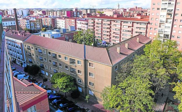 Vadillos. Las treinta viviendas del cuartel (el suelo fue cedido al Gobierno en 1945) fueron abandonadas en 2007 y el cierre de su última oficina, un bajo en el que solo trabajaban tres agentes, llevó a tapiarlo este mismo año al recuperar la Junta su propiedad. 